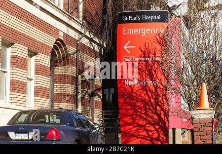 Vancouver, Kanada - 20. Februar 2020: Ein Blick auf das St. Paul Hospital Notschild in Rot mit Richtungspfeil zeigt in Richtung Eingang der Notaufnahme Stockfoto
