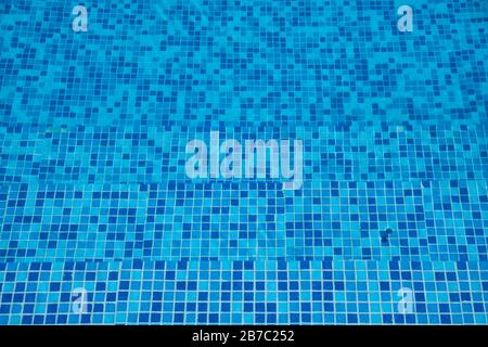 Der blaue Wasserhintergrund im gefliesten unteren Pool. Zypern Stockfoto