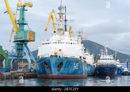 Gruppe von Kriegsschiffen Küstenwache des Grenzschutzdienstes des russischen FSB ankerte am Pier im Seehafen Petropawlowsk-Kamtschatsky. Pazifischer Ozean, Kamtschatka Stockfoto