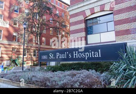 Vancouver, Kanada - 20. Februar 2020: Blick auf das Eingangsgebäude 'St. Paul Hospital" in der Innenstadt von Vancouver Stockfoto