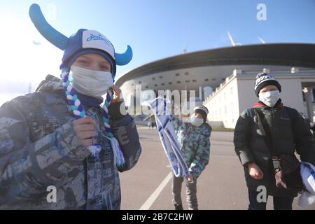 Sankt Petersburg, Russland. März 2020. Anhänger, die Gesichtsmasken als Vorsichtsmaßnahme gegen die Ausbreitung von Coronavirus tragen, werden vor dem Spiel der russischen Premier League zwischen dem FC Zenit St. Petersburg und dem FC Ural Jekaterinburg gesehen. (Endstand; Zenit St. Petersburg 7:1 Ural Jekaterinburg) Credit: Sopa Images Limited/Alamy Live News Stockfoto