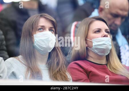 Sankt Petersburg, Russland. März 2020. Anhänger, die Gesichtsmasken als Vorsichtsmaßnahme gegen die Ausbreitung von Coronavirus tragen, werden vor dem Spiel der russischen Premier League zwischen dem FC Zenit St. Petersburg und dem FC Ural Jekaterinburg gesehen. (Endstand; Zenit St. Petersburg 7:1 Ural Jekaterinburg) Credit: Sopa Images Limited/Alamy Live News Stockfoto