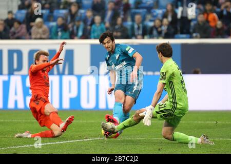 Sankt Petersburg, Russland. März 2020. Sardar Azmoun (C) von Zenit und Yaroslav Godzyur (R) von Ural sind während des russischen Premier-League-Spiels zwischen dem FC Zenit St. Petersburg und dem FC Ural Jekaterinburg im Einsatz. (Endstand; Zenit St. Petersburg 7:1 Ural Jekaterinburg) Credit: Sopa Images Limited/Alamy Live News Stockfoto