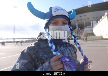 Sankt Petersburg, Russland. März 2020. Ein Anhänger, der eine Gesichtsmaske als Vorsichtsmaßnahme gegen die Ausbreitung von Coronavirus trägt, wird vor dem Spiel der russischen Premier League zwischen dem FC Zenit St. Petersburg und dem FC Ural Jekaterinburg gesehen. (Endstand; Zenit St. Petersburg 7:1 Ural Jekaterinburg) Credit: Sopa Images Limited/Alamy Live News Stockfoto