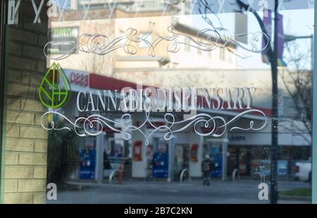 Vancouver, Kanada - Februar 20.2020: Ein Schild am Fenster "Cannabis Dispensary" in der Innenstadt von Vancouver Stockfoto