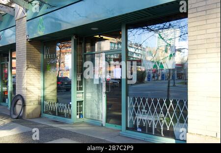 Vancouver, Kanada - 20. Februar 2020: Ein Blick auf die Schaufensterfront "Cannabis Dispensary" in der Davie Street im Stadtzentrum von Vancouver Stockfoto