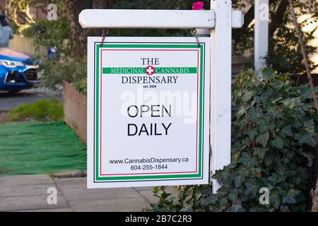 Vancouver, Kanada - Februar 20.2020: Ein weißes Schild "der medizinische Cannabis-Dispens" in der Innenstadt von Vancouver. Stockfoto