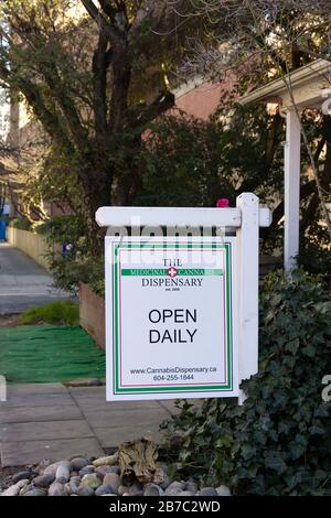 Vancouver, Kanada - Februar 20.2020: Ein weißes Schild "der medizinische Cannabis-Dispens" in der Innenstadt von Vancouver. Stockfoto