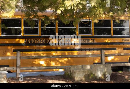 Vancouver, Kanada - 21. Februar 2020: Blick auf den Yellow School Bus "Abbotsford School District" im Stanley Park in Vancouver Stockfoto