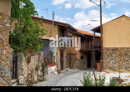 Der Blick auf die schmale, mittelalterlichen Straße der alten Kakopetria, umgeben von den traditionellen Häusern, die von Stein gesäumt sind. Nikosia District. Zypern Stockfoto