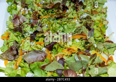 Salat aus verschiedenen Salatsorten und Blaukäse Stockfoto