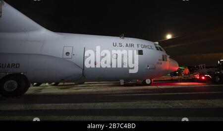 Friedrich, USA. März 2020. Ein 1974 gebautes Flugzeug der US-Luftwaffe Lockheed C-130J Hercules ist für einen Umzug vom Flughafen Frederick Municipal nach Fort Detrick, einer medizinischen Befehlsstation der US-Armee, vorbereitet, wo es ein Testbett für die Forschung in Frederick, Maryland, Samstag, 14. März 2020 werden soll. Foto von David Tulis/UPI Credit: UPI/Alamy Live News Stockfoto