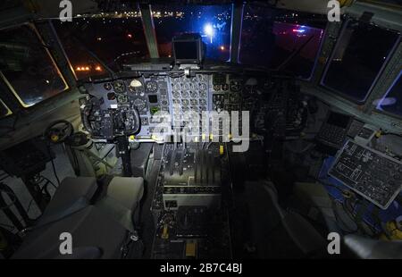 Friedrich, USA. März 2020. Das Cockpit eines ausrangierten Flugzeuges der US-Luftwaffe Lockheed C-130J Hercules mit mehr als 24.000 Flugstunden spiegelt die Lichter einer Polizeieskorte wider, bevor das mehrmotorige Flugzeug auf den Straßen der Stadt vom Flughafen Frederick Municipal nach Fort Detrick, einer medizinischen Befehlsstation der US-Armee, in Frederick, Maryland, Samstag verlegt wird. März 2020. Foto von David Tulis/UPI Credit: UPI/Alamy Live News Stockfoto