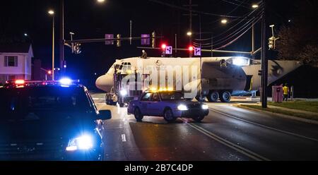 Friedrich, USA. März 2020. Ein Flugzeug der US-Luftwaffe Lockheed C-130J Hercules wird während einer nächtlichen Bewegung vom Flughafen Frederick Municipal durch die Stadtstraßen nach Fort Detrick, einer medizinischen Befehlsstation der US-Armee, unter der Ampel gerollt, wo es am Samstag zu einem Testbett für Umweltforschung in Frederick, Maryland, wird. März 2020. Foto von David Tulis/UPI Credit: UPI/Alamy Live News Stockfoto