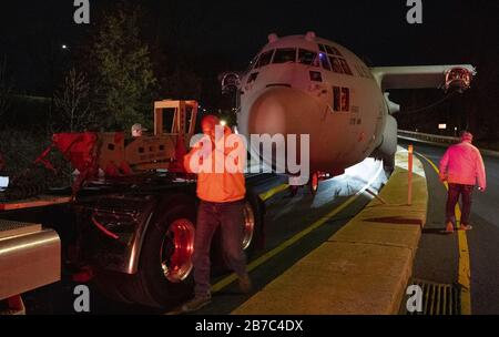 Friedrich, USA. März 2020. Ein ausrangierter Militärflugkörper der US-Luftwaffe Lockheed C-130J Hercules aus dem Jahr 1974, der zuvor in Ohio im Einsatz war, wird bei einem nächtlichen Umzug auf oberirdischen Straßen vom Flughafen Frederick Municipal nach Fort Detrick, einer medizinischen Befehlsstation der US-Armee, vorübergehend auf einem Median aufgehängt. Wo sie für Forschungs- und Testverfahren in Frederick, Maryland, Samstag, 14. März 2020 neu zusammengestellt wird. Foto von David Tulis/UPI Credit: UPI/Alamy Live News Stockfoto