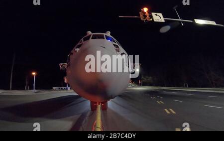 Friedrich, USA. März 2020. Ein Militärflugzeug der US-Luftwaffe Lockheed C-130J Hercules, das zuvor nach Ohio entsandt wurde, wird vom Flughafen Frederick Municipal durch die Stadtstraßen nach Fort Detrick, einer medizinischen Befehlsstation der US-Armee, in Frederick, Maryland, am 14. März 2020 verlegt. Die Tragflächen, Triebwerke und Leitwerke des außer Dienst gestellten Flugzeugs wurden nach der Landung des Flugzeugs im September 2019 demontiert und wieder zusammengebaut und anschließend als Testbett für Geräte, Situationen oder Verfahren ausgestattet. Foto von David Tulis/UPI Credit: UPI/Alamy Live News Stockfoto