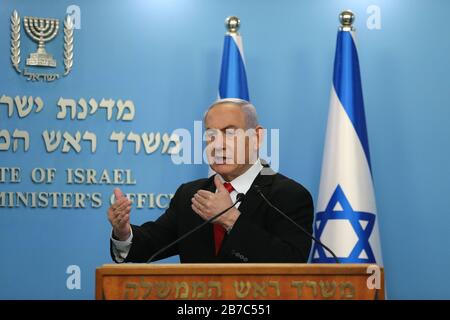 Jerusalem, Israel. März 2020. Der israelische Premierminister Benjamin Netanyahu hält eine Rede zu den neuen Maßnahmen, die zur Bekämpfung des Coronavirus in Jerusalem am 14. März 2020 ergriffen werden. Benjamin Netanyahu kündigte am Samstag die Schließung aller Einkaufszentren, Restaurants, Cafés, Theater und Kinos im Rahmen der Bemühungen an, die Verbreitung des neuartigen Coronavirus zu stoppen. Bisher wurden in Israel 193 Fälle von Coronavirus gemeldet, von denen sich vier erholt haben. Kredit: Xinhua/Alamy Live News Stockfoto