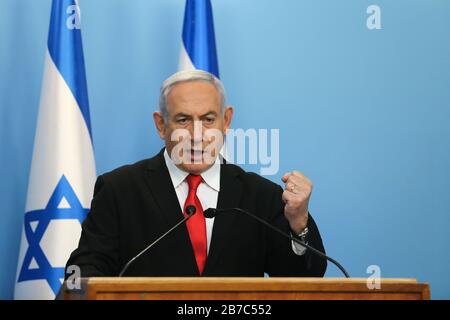 Jerusalem, Israel. März 2020. Der israelische Premierminister Benjamin Netanyahu hält eine Rede zu den neuen Maßnahmen, die zur Bekämpfung des Coronavirus in Jerusalem am 14. März 2020 ergriffen werden. Benjamin Netanyahu kündigte am Samstag die Schließung aller Einkaufszentren, Restaurants, Cafés, Theater und Kinos im Rahmen der Bemühungen an, die Verbreitung des neuartigen Coronavirus zu stoppen. Bisher wurden in Israel 193 Fälle von Coronavirus gemeldet, von denen sich vier erholt haben. Kredit: Xinhua/Alamy Live News Stockfoto