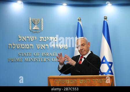 Jerusalem, Israel. März 2020. Der israelische Premierminister Benjamin Netanyahu hält eine Rede zu den neuen Maßnahmen, die zur Bekämpfung des Coronavirus in Jerusalem am 14. März 2020 ergriffen werden. Benjamin Netanyahu kündigte am Samstag die Schließung aller Einkaufszentren, Restaurants, Cafés, Theater und Kinos im Rahmen der Bemühungen an, die Verbreitung des neuartigen Coronavirus zu stoppen. Bisher wurden in Israel 193 Fälle von Coronavirus gemeldet, von denen sich vier erholt haben. Kredit: Xinhua/Alamy Live News Stockfoto