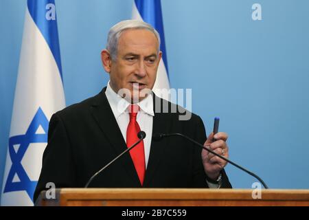 Jerusalem, Israel. März 2020. Der israelische Premierminister Benjamin Netanyahu hält eine Rede zu den neuen Maßnahmen, die zur Bekämpfung des Coronavirus in Jerusalem am 14. März 2020 ergriffen werden. Benjamin Netanyahu kündigte am Samstag die Schließung aller Einkaufszentren, Restaurants, Cafés, Theater und Kinos im Rahmen der Bemühungen an, die Verbreitung des neuartigen Coronavirus zu stoppen. Bisher wurden in Israel 193 Fälle von Coronavirus gemeldet, von denen sich vier erholt haben. Kredit: Xinhua/Alamy Live News Stockfoto