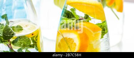 Wasser oder Limonaden mit Frucht-Aroma werden bei Wohltätigkeitsveranstaltungen in der Nähe serviert Stockfoto
