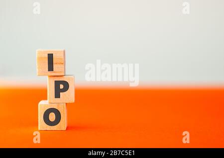 Buchstabe des Alphabets auf Holzwürfelblöcken. Börsenkonzept für das erste öffentliche Angebot. Stockfoto