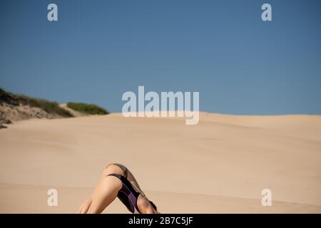 Zwei Frauen trainieren am Strand Stockfoto