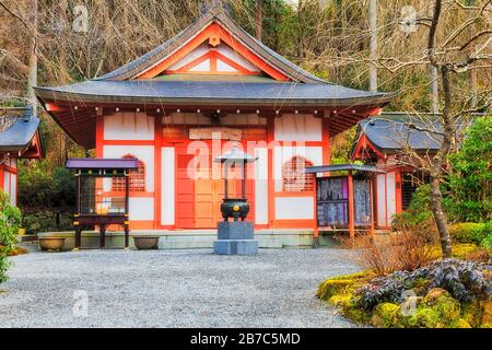 Traditionelles weiß-rotes buddhistisches Tempelgebäude in Sanzen-in-Tempelkomplex des ländlichen abgelegenen Dorfes Ohara in der Nähe von Kyoto, Japan. Stockfoto