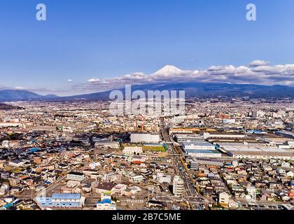 Shin fuji Stadt in Japan rund um den berühmten Berg Fujiyama. Erhöhter Luftblick über die Straßen der Stadt. Stockfoto