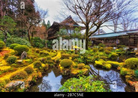 Historischer buddhistischer Tempel und Komplex Sanzen-in im ländlichen japanischen Dorf Ohara in der Nähe von Kyoto. Traditioneller Garten mit Teich und Steinen. Stockfoto