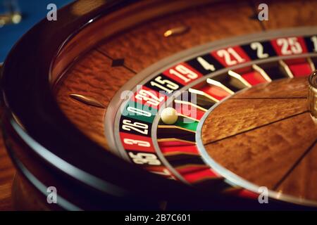 Schließen Sie den weißen Ball des Rouletterads bei Null im Casino Stockfoto