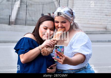 Amerikanische Touristen posieren für ein selfie vor einer leeren Sagrada Familia, als Spanien sich auf die Blockade des Landes inmitten der Corovid-19-Pandemie vorbereitet. Stockfoto