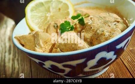 Nawabi Chicken, Huhn wird in Zwiebeln, Cashewnuss und Curd Gravy gekocht, Awadhi Cuisine, Traditionelle indische Gerichte, Top View. Stockfoto