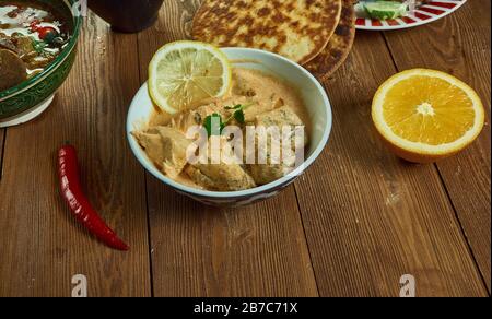 Nawabi Chicken, Huhn wird in Zwiebeln, Cashewnuss und Curd Gravy gekocht, Awadhi Cuisine, Traditionelle indische Gerichte, Top View. Stockfoto