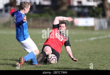 Brighton, Großbritannien. März 2020. Ein knackiger Angriff - Trotz der Verschiebung aller Spiele der Premier League und der englischen Football League bis zum 4. April in Großbritannien aufgrund von Coronavirus, Es gab keine Einstellung des Breitenfußballs, da Die Rednerleuchten Goring St Theresa's im Chairman Charity Cup Tie at Wish Road Recreation Ground übernahmen, waren Die Rednerinnen die überzeugenden Gewinner, die Goring 9-1Hove schlugen. Credit: James Boardman/Alamy Live News Stockfoto