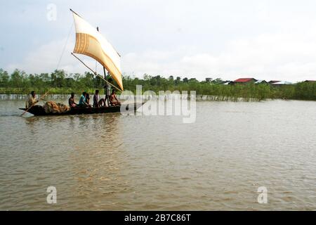 Ein traditionelles Boot mit Segel in brahmaputra Fluss in Gaibandha, Bangladesch. Aufgrund des verbesserten mechanischen Systems ist ein manuelles Boot sehr selten. Stockfoto