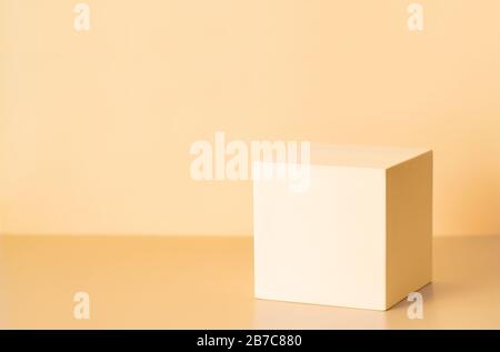 Abstrakter Hintergrund für die Präsentation von Branding, Identität und Verpackung. Hellgelbes Cub-Podium auf cremefarbenem gelbem Papierhintergrund. Platz für Text, Design oder Mock-up-Produkt kopieren Stockfoto