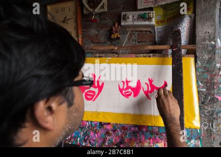 Proshanto Kumar das, Sohn von Raj Kumar das, am besten bekannt als RK das, einer der Rikschah-Künstler der ersten Generation in Bangladesch, ist am 3. Mai 2012 mit dem Malen einer Rikscha-Kunst in seinem Studio in der Hauptstadt Dhaka beschäftigt. Die Rikscha-Kunst ist eine Form von Popkunst, die unsere urbane Kultur und Folklore von Bangladesch darstellt. Rickschas wurden erstmals in Bangladesch in den 1930er Jahren aus Japan eingeführt, wo die dreirädrigen Fahrzeuge als "nintaku" bekannt waren. Die Idee, die mit Beinen betriebenen Kontraste zu schmücken, begann in Bangladesch in den 1950er Jahren mit der Tradition nach dem einfachen, aber farbenfrohen Stil, den die Maler damals verwendeten Stockfoto