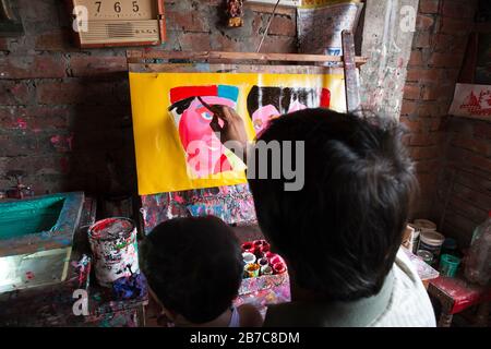 Proshanto Kumar das, Sohn von Raj Kumar das, am besten bekannt als RK das, einer der Rikschah-Künstler der ersten Generation in Bangladesch, ist am 3. Mai 2012 mit dem Malen einer Rikscha-Kunst in seinem Studio in der Hauptstadt Dhaka beschäftigt. Die Rikscha-Kunst ist eine Form von Popkunst, die unsere urbane Kultur und Folklore von Bangladesch darstellt. Rickschas wurden erstmals in Bangladesch in den 1930er Jahren aus Japan eingeführt, wo die dreirädrigen Fahrzeuge als "nintaku" bekannt waren. Die Idee, die mit Beinen betriebenen Kontraste zu schmücken, begann in Bangladesch in den 1950er Jahren mit der Tradition nach dem einfachen, aber farbenfrohen Stil, den die Maler damals verwendeten Stockfoto