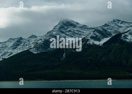 Heiterer Sonnenaufgang am Spray Lakes Reservoir ist ein Reservoir in Alberta, Kanada. Stockfoto