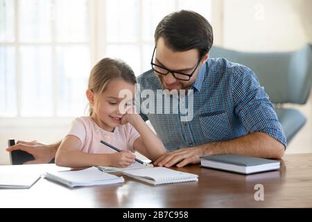 Der junge Vater freute sich über den Studienerfolg der kleinen Töchter. Stockfoto