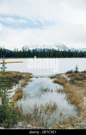 Heiterer Sonnenaufgang am Spray Lakes Reservoir ist ein Reservoir in Alberta, Kanada. Stockfoto