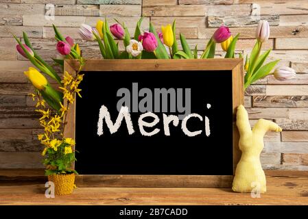 Tulip Flowers, Bunny, Brick Wall, Blackboard, Text Merci Bedeutet Vielen Dank Stockfoto