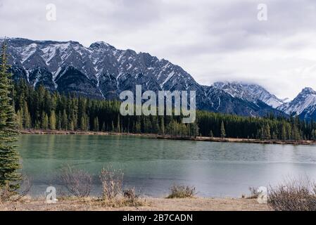 Heiterer Sonnenaufgang am Spray Lakes Reservoir ist ein Reservoir in Alberta, Kanada. Stockfoto