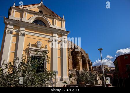 Die Kirche Santa Maria della Verità in der Nähe des römischen Theaters, eines alten römischen Gebäudes in Benevento Stockfoto