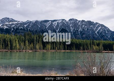 Heiterer Sonnenaufgang am Spray Lakes Reservoir ist ein Reservoir in Alberta, Kanada. Stockfoto