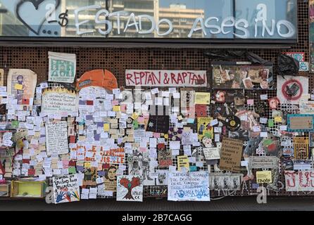 Politische Plakate und Hinweise auf Proteste in Chile an einer Mauer in Santiago, Chile Stockfoto