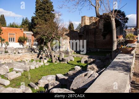 Blick auf das römische Theater, das antike römische Gebäude in Benevento neben der Kirche Santa Maria della Verità Stockfoto