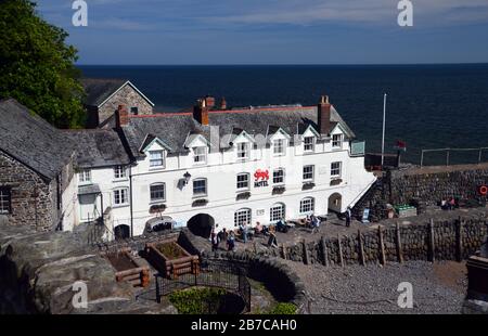 Red Lion Hotel & Harbour Wall im Fischerdorf Clovelly am South West Coast Path, North Devon. England, Großbritannien. Stockfoto