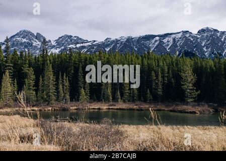 Heiterer Sonnenaufgang am Spray Lakes Reservoir ist ein Reservoir in Alberta, Kanada. Stockfoto